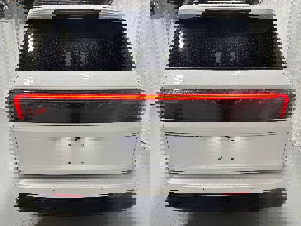 Used 2025 Lincoln Navigator Reserve image 6