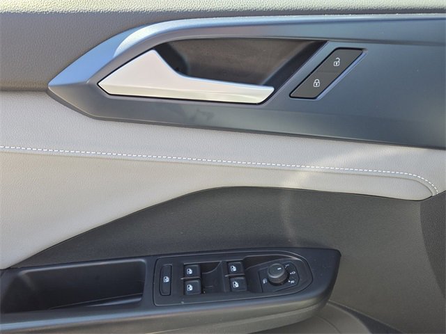 Used 2024 Volkswagen Taos SE image 33