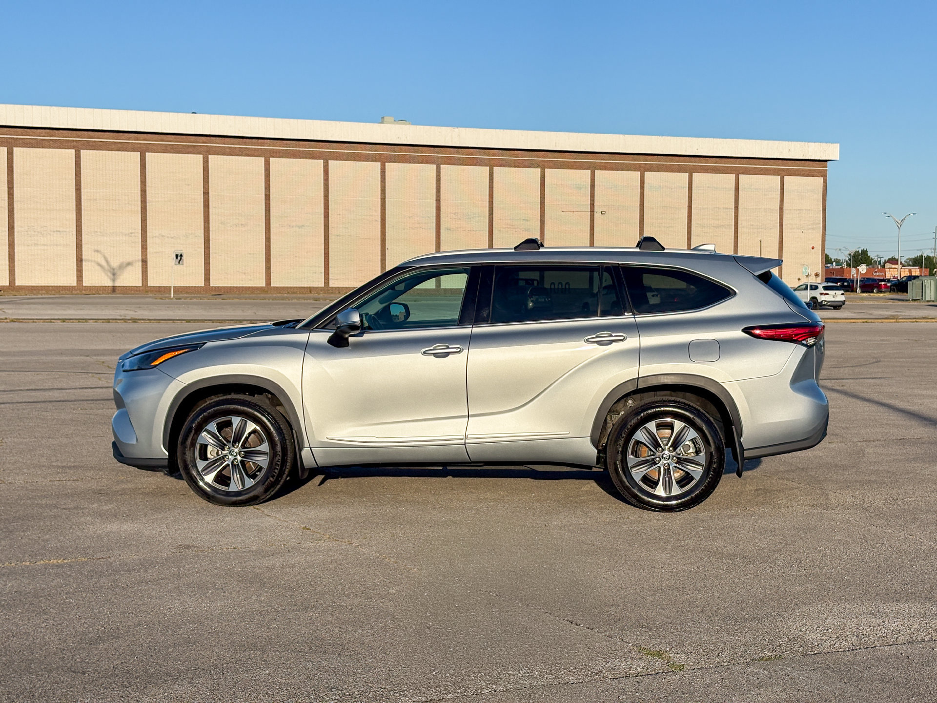 Used 2022 Toyota Highlander XLE AWD/4WD image 7