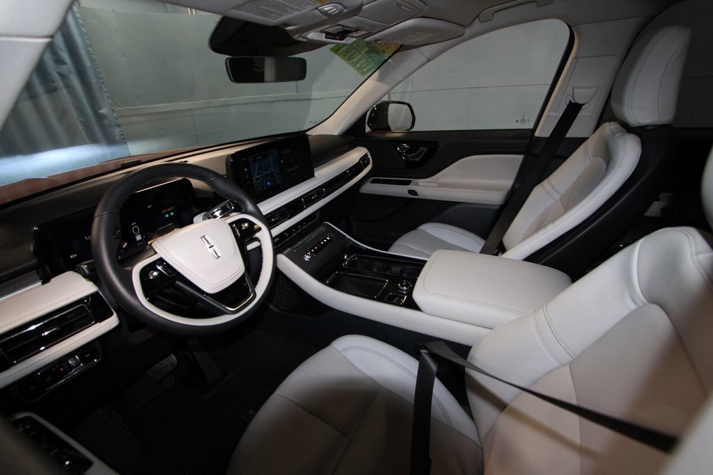 Used 2026 Lincoln Aviator AWD image 2