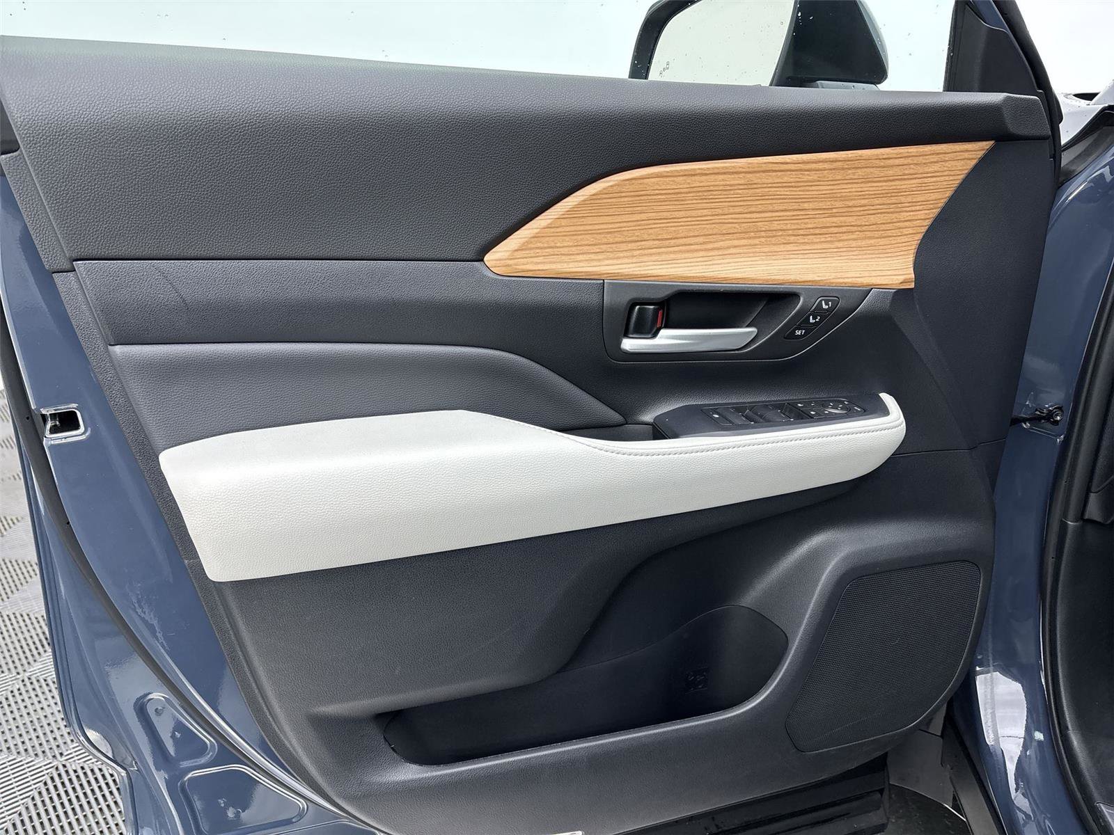 Used 2024 Toyota Grand Highlander Limited image 26