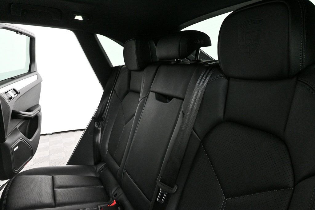 Certified 2026 Porsche Macan AWD/4WD image 22