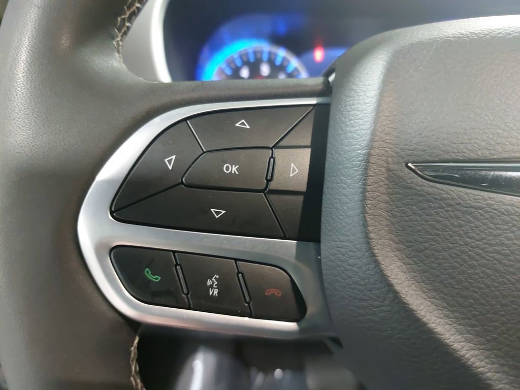 Used 2025 Chrysler Pacifica Select FWD image 16