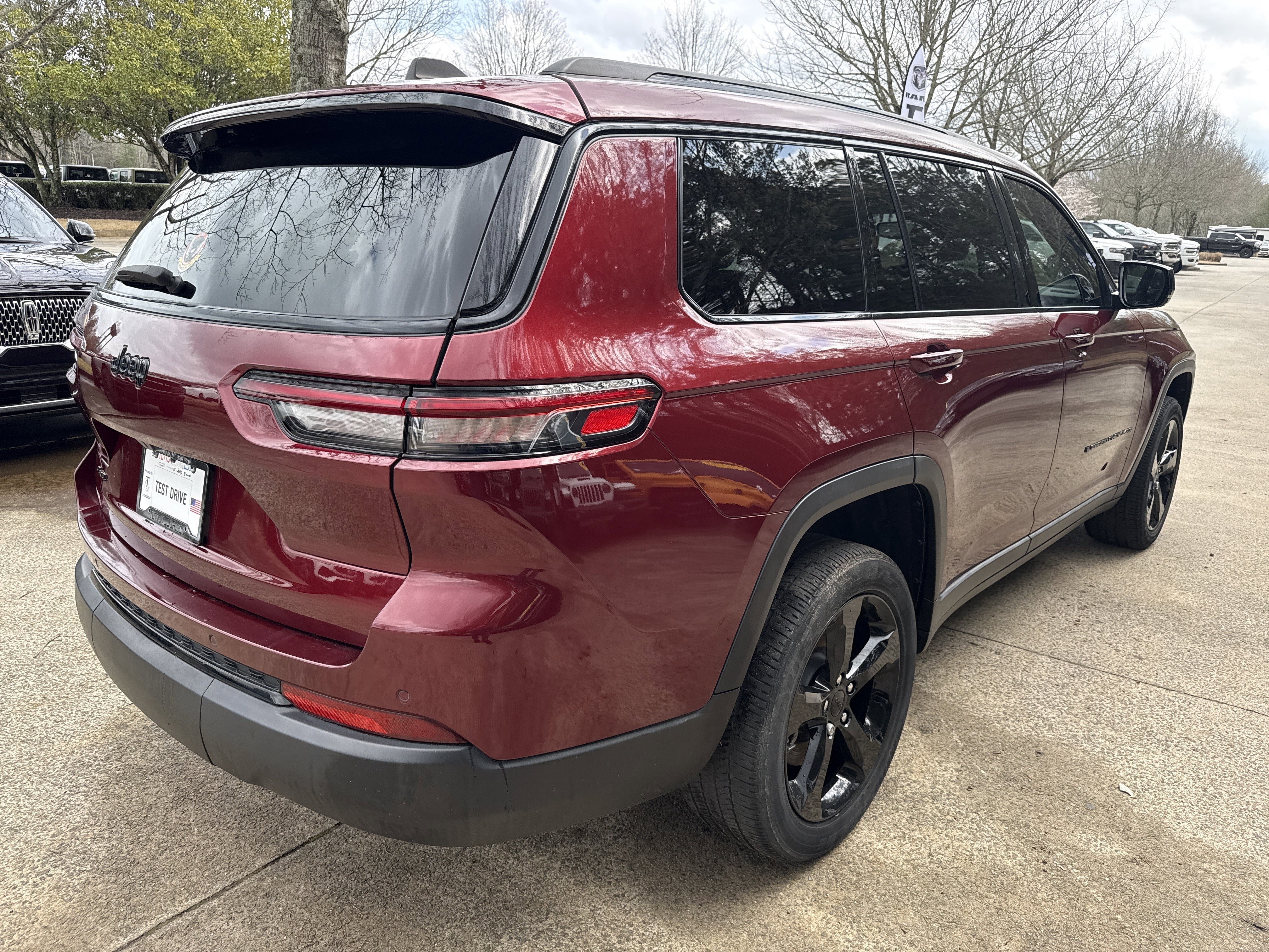 Used 2023 Jeep Grand Cherokee L Laredo image 7