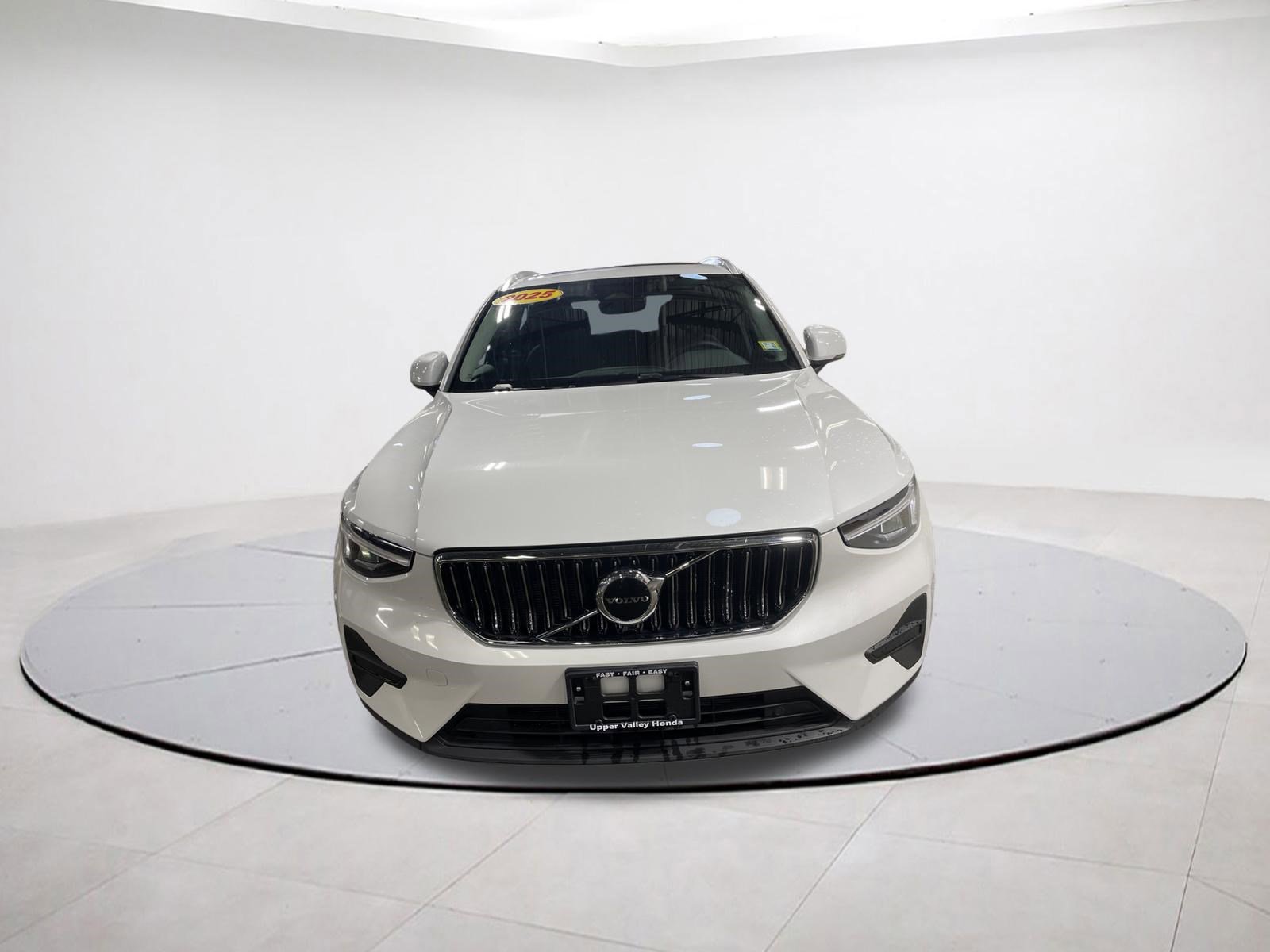 Used 2025 Volvo XC40 B5 Core image 3