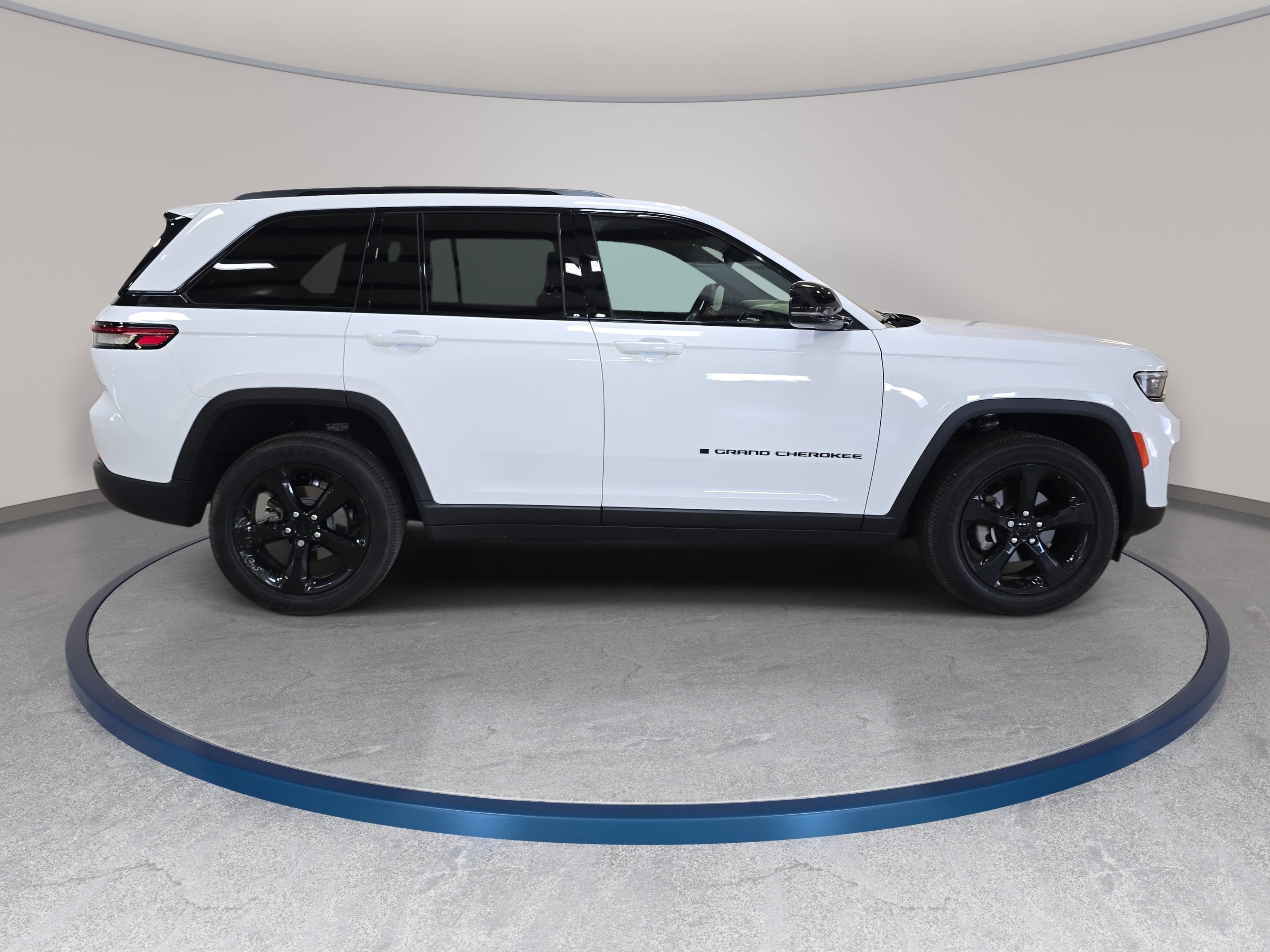 Used 2023 Jeep Grand Cherokee Altitude AWD/4WD image 5