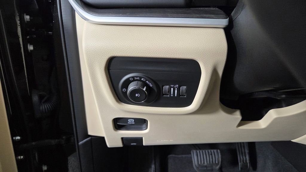 Used 2023 Jeep Grand Cherokee L Limited image 21