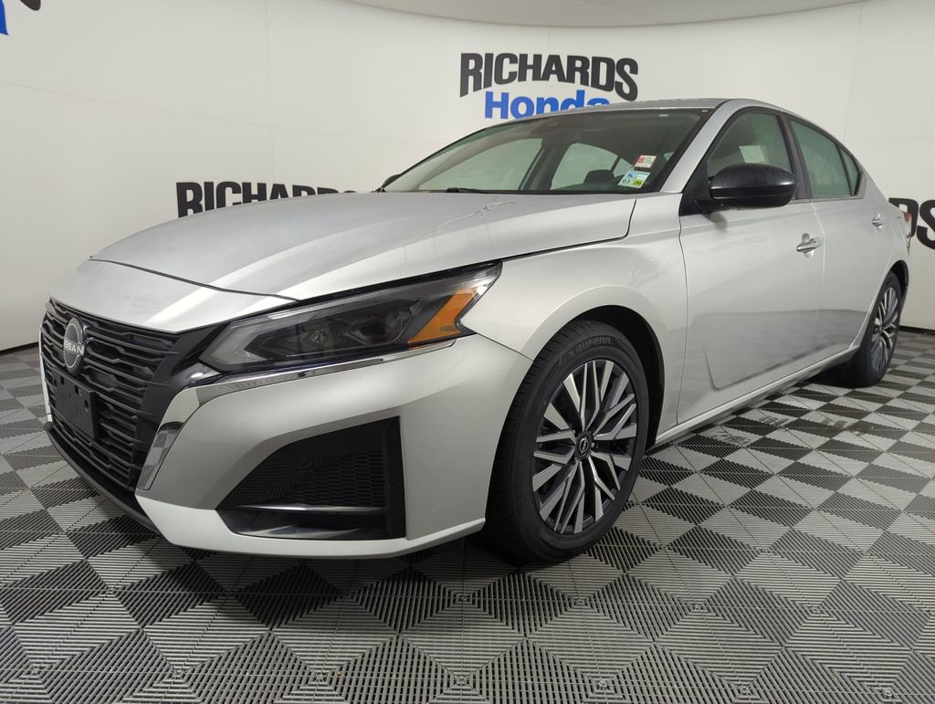 Used 2024 Nissan Altima 2.5 SV
