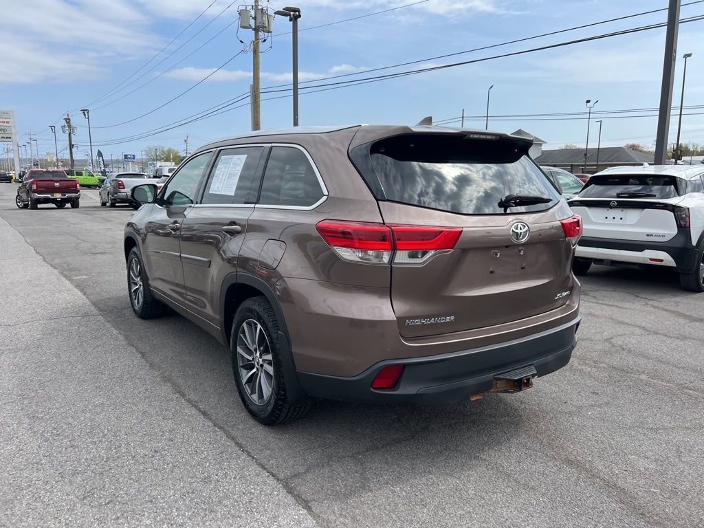 Used 2018 Toyota Highlander XLE AWD/4WD image 3