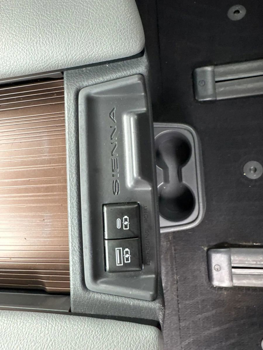 Used 2023 Toyota Sienna XLE AWD/4WD image 53