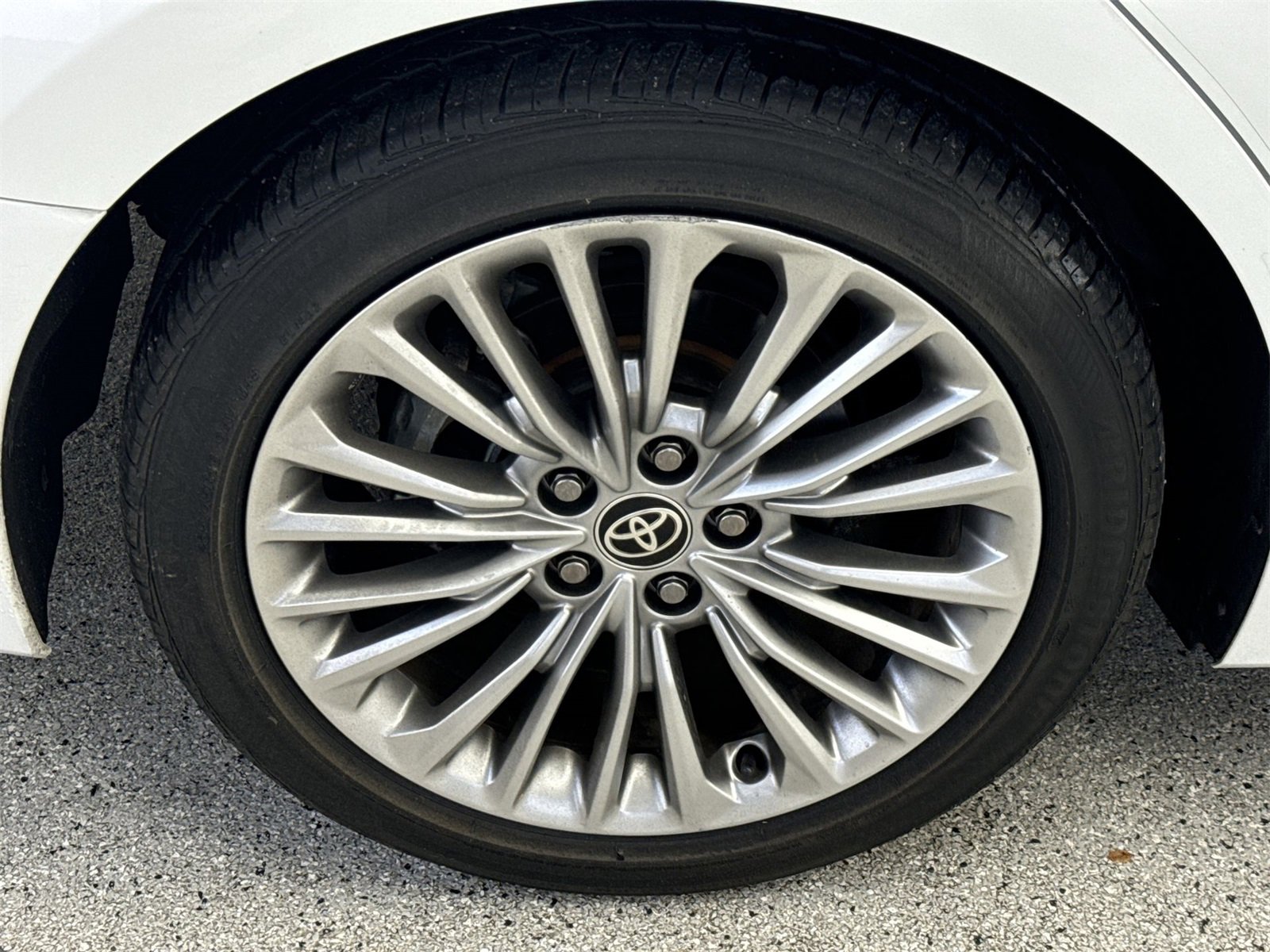 Used 2020 Toyota Avalon Limited image 45