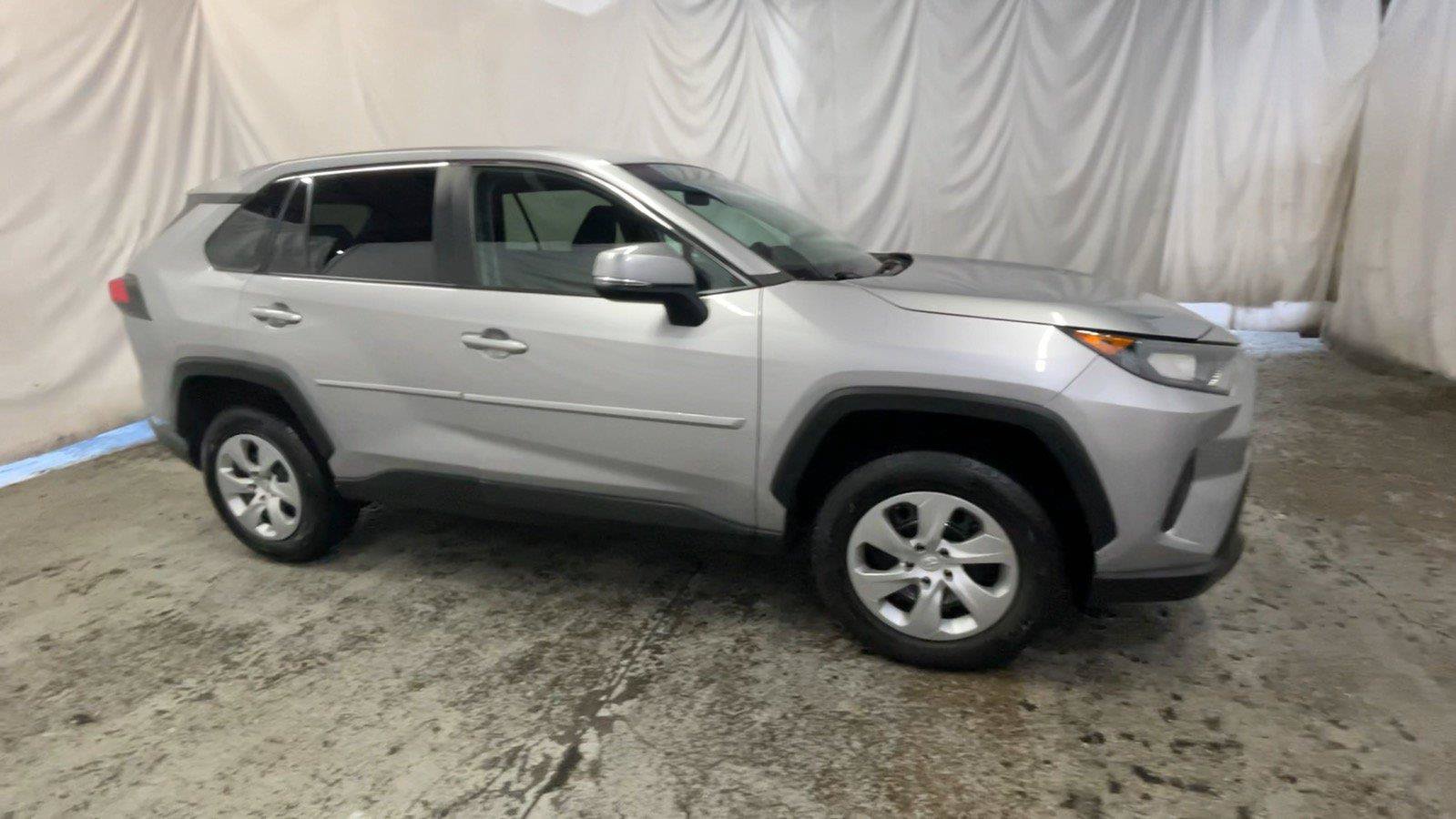 Used 2022 Toyota RAV4 LE AWD/4WD image 4