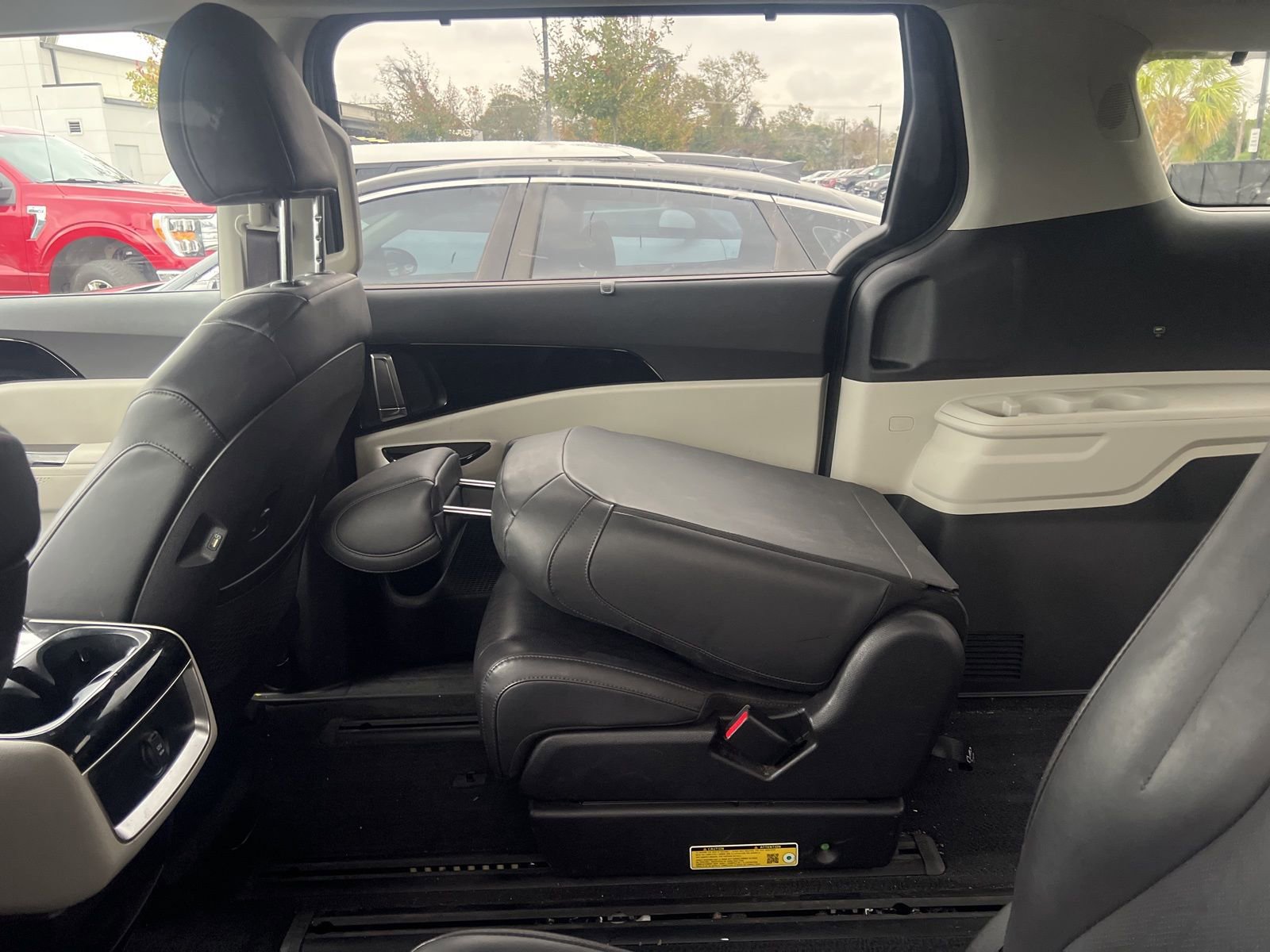 Used 2024 Kia Carnival EX image 6