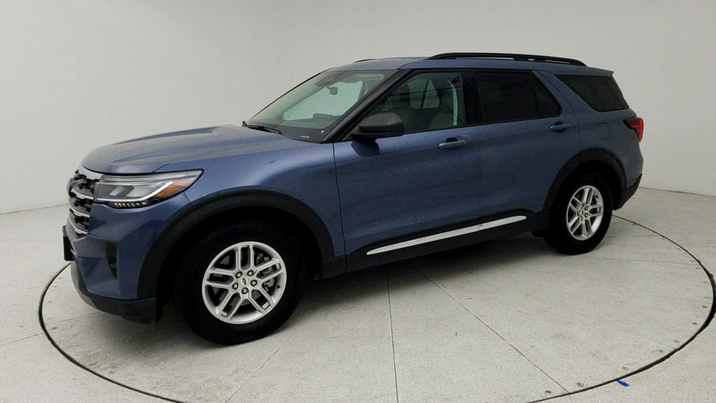 Used 2025 Ford Explorer Active w/ Active Comfort Package RWD image 4