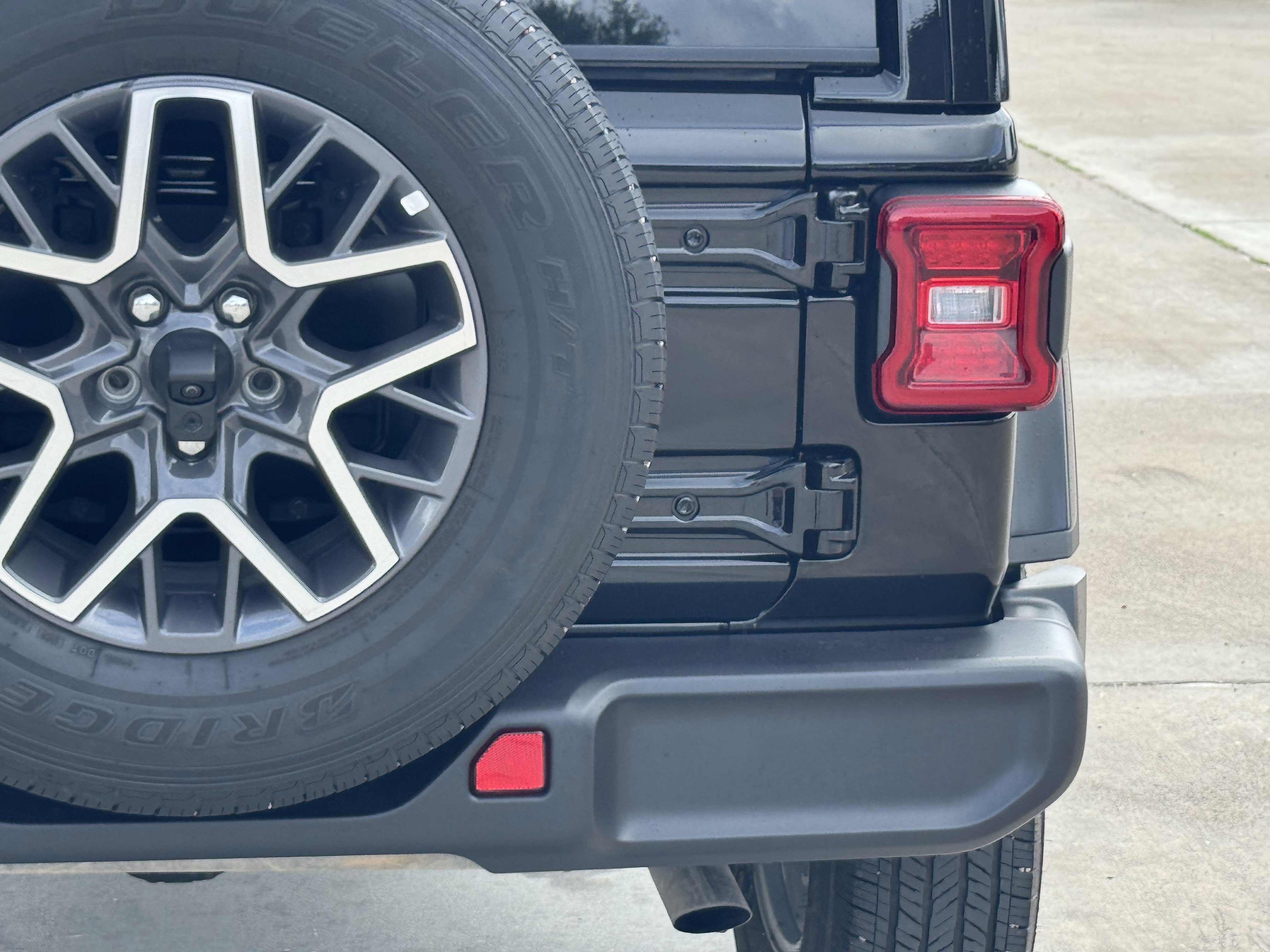 Used 2025 Jeep Wrangler Sahara image 11