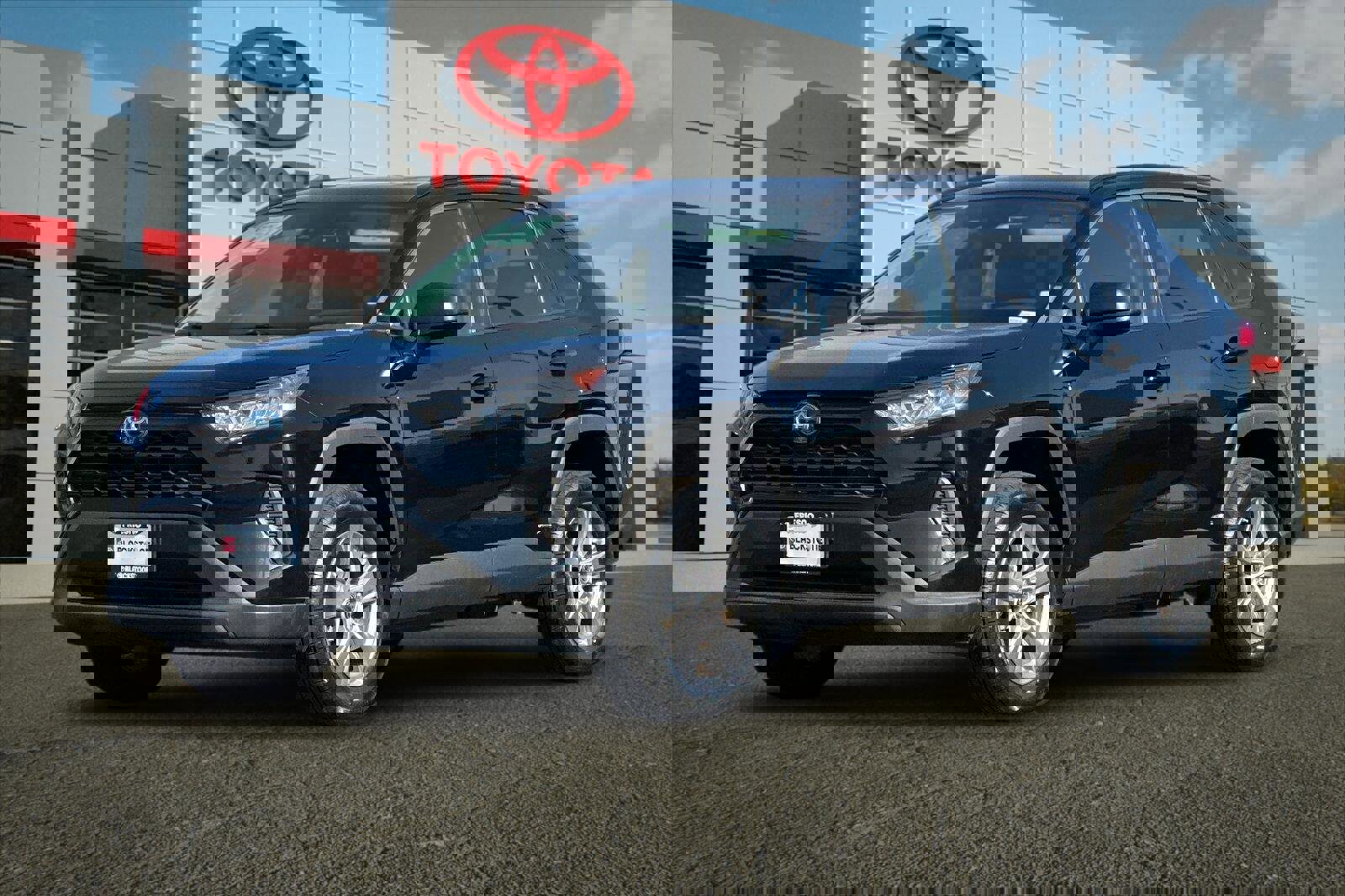 Used 2022 Toyota RAV4 LE image 7