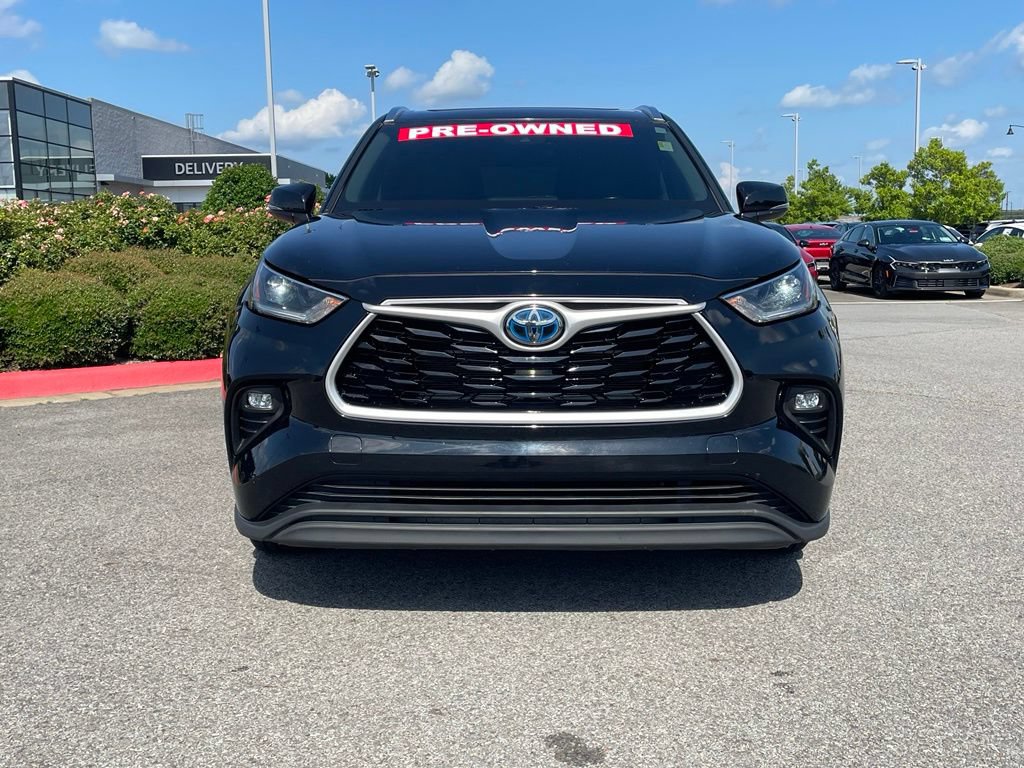 Used 2021 Toyota Highlander XLE FWD image 2