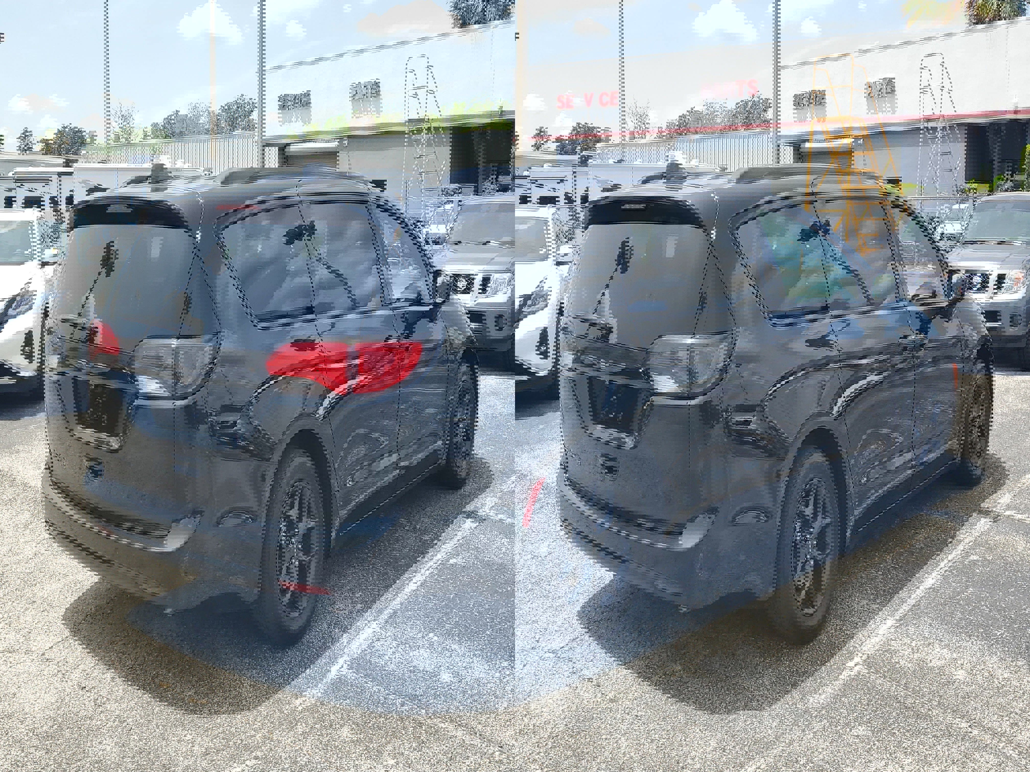 Used 2019 Chrysler Pacifica Touring-L w/ Premium Audio Group FWD image 4