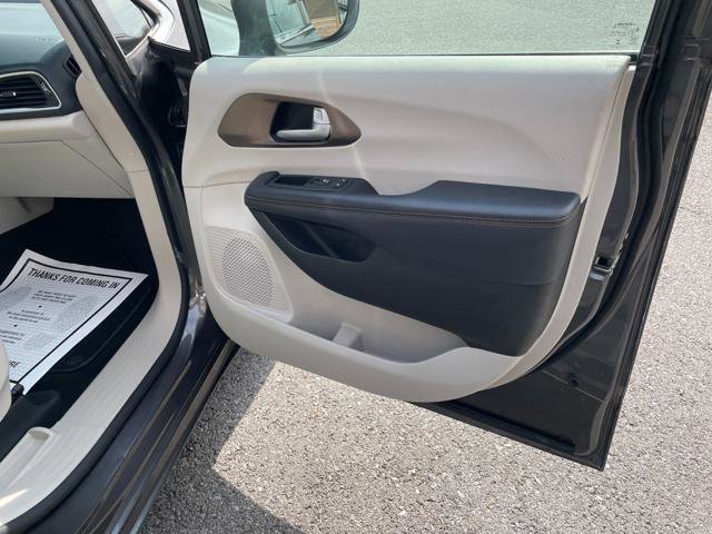 Used 2017 Chrysler Pacifica Touring-L w/ Tire & Wheel Group image 28