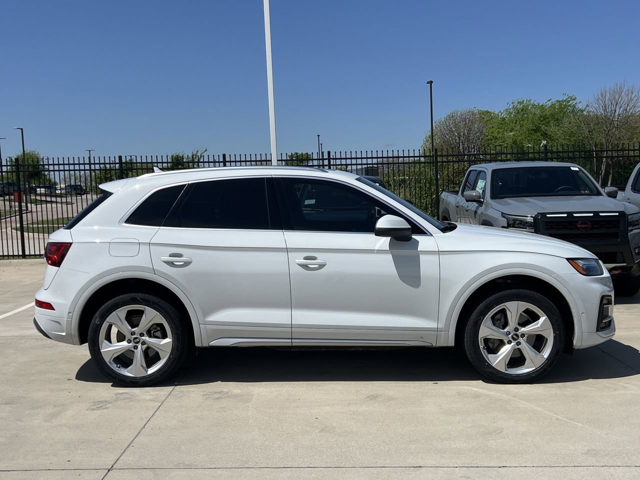 Used 2021 Audi Q5 Prestige w/ Prestige Package image 3