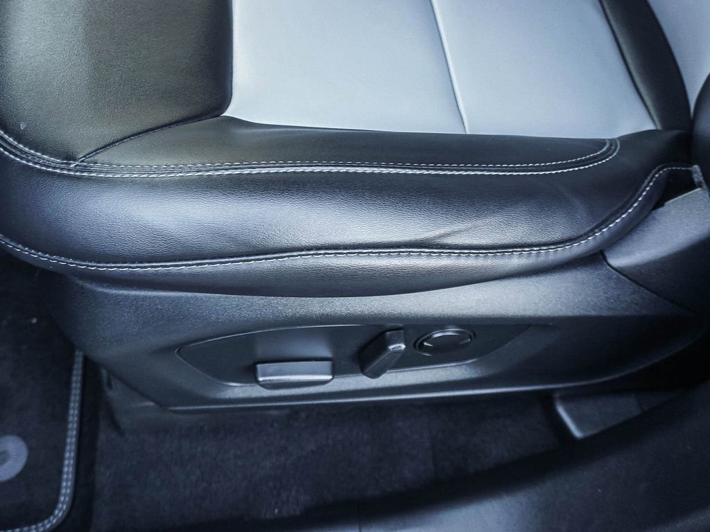 Used 2023 Ford Explorer XLT w/ Equipment Group 202A image 20