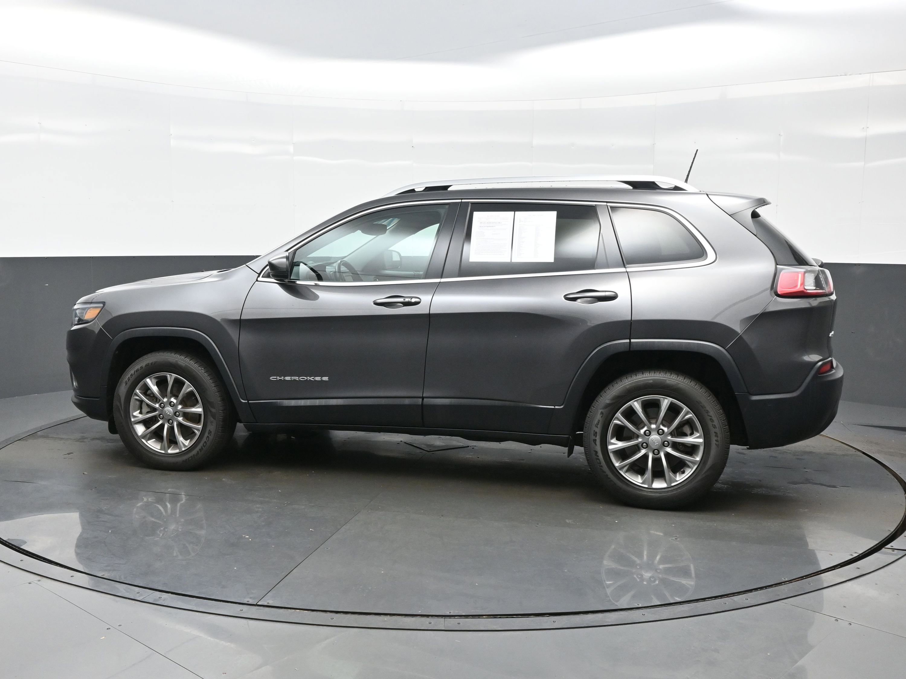 Used 2020 Jeep Cherokee Latitude Plus w/ Comfort/Convenience Group image 3