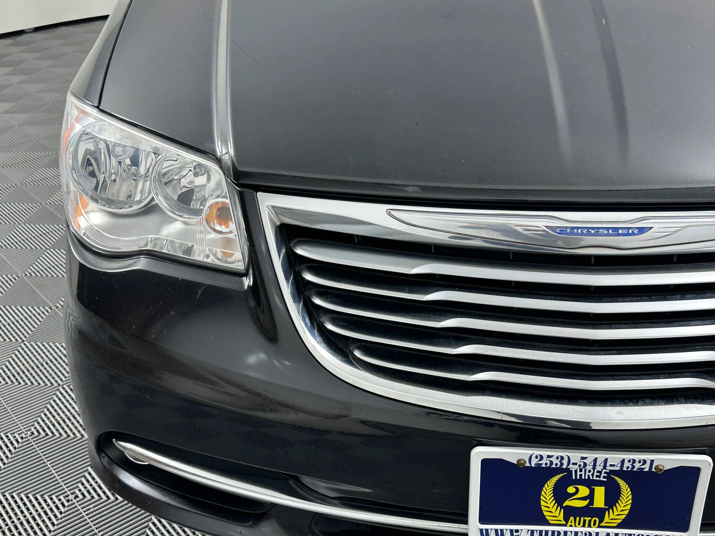 Used 2012 Chrysler Town & Country Touring-L w/ Premium Group FWD image 5