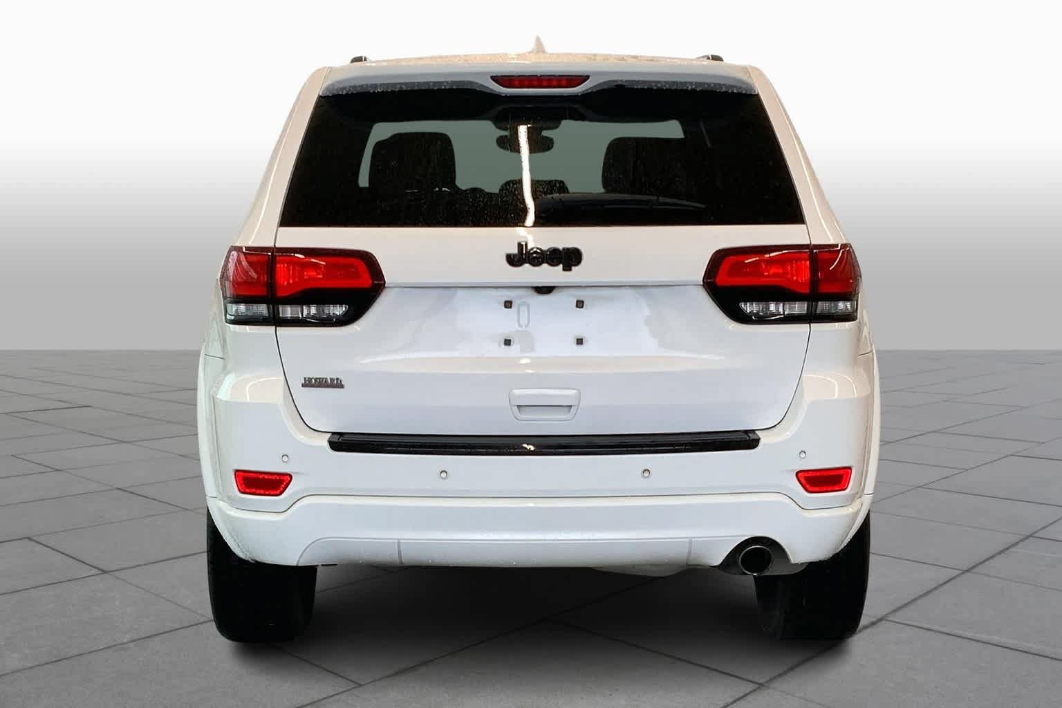Used 2018 Jeep Grand Cherokee Altitude RWD image 5