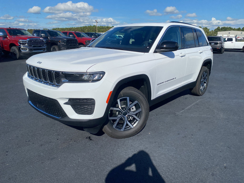 New 2027 Jeep Grand Cherokee Laredo X AWD/4WD image 1