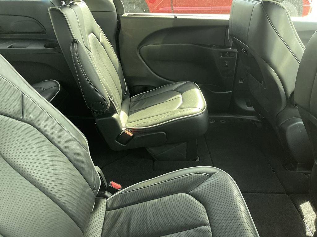 Used 2025 Chrysler Pacifica Limited FWD image 12