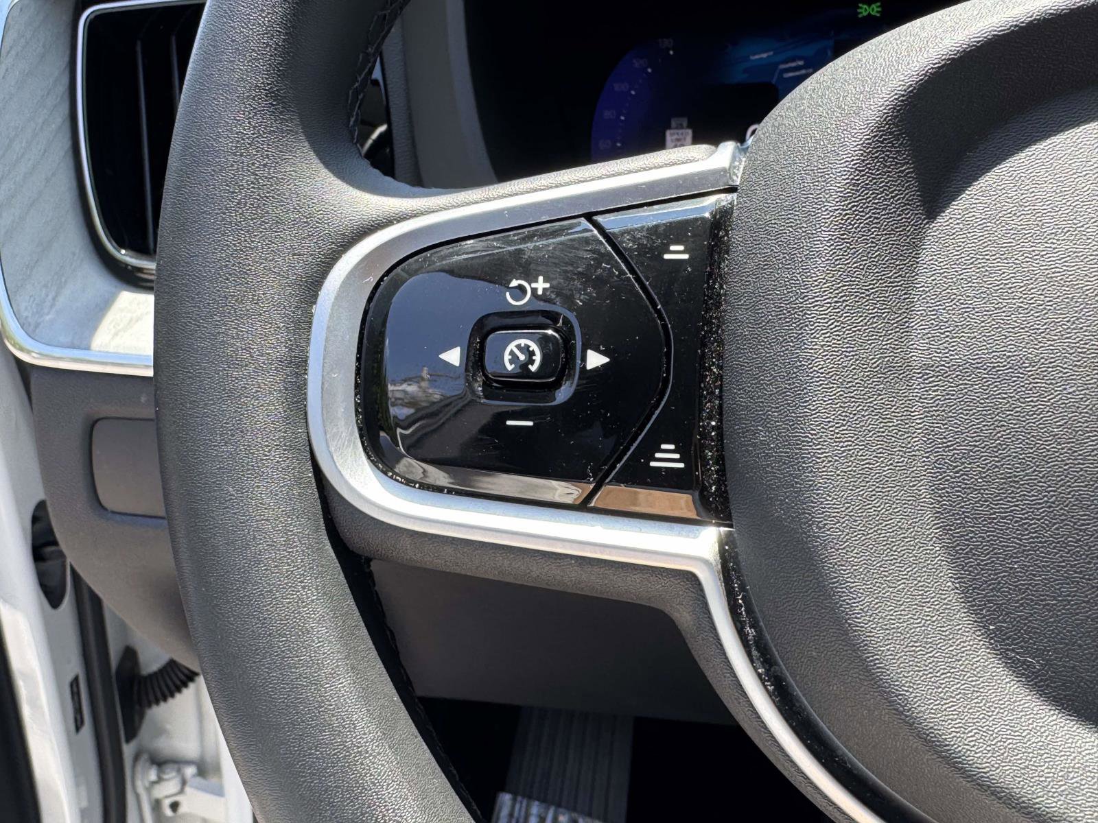 Certified 2025 Volvo XC60 B5 Plus AWD/4WD image 22