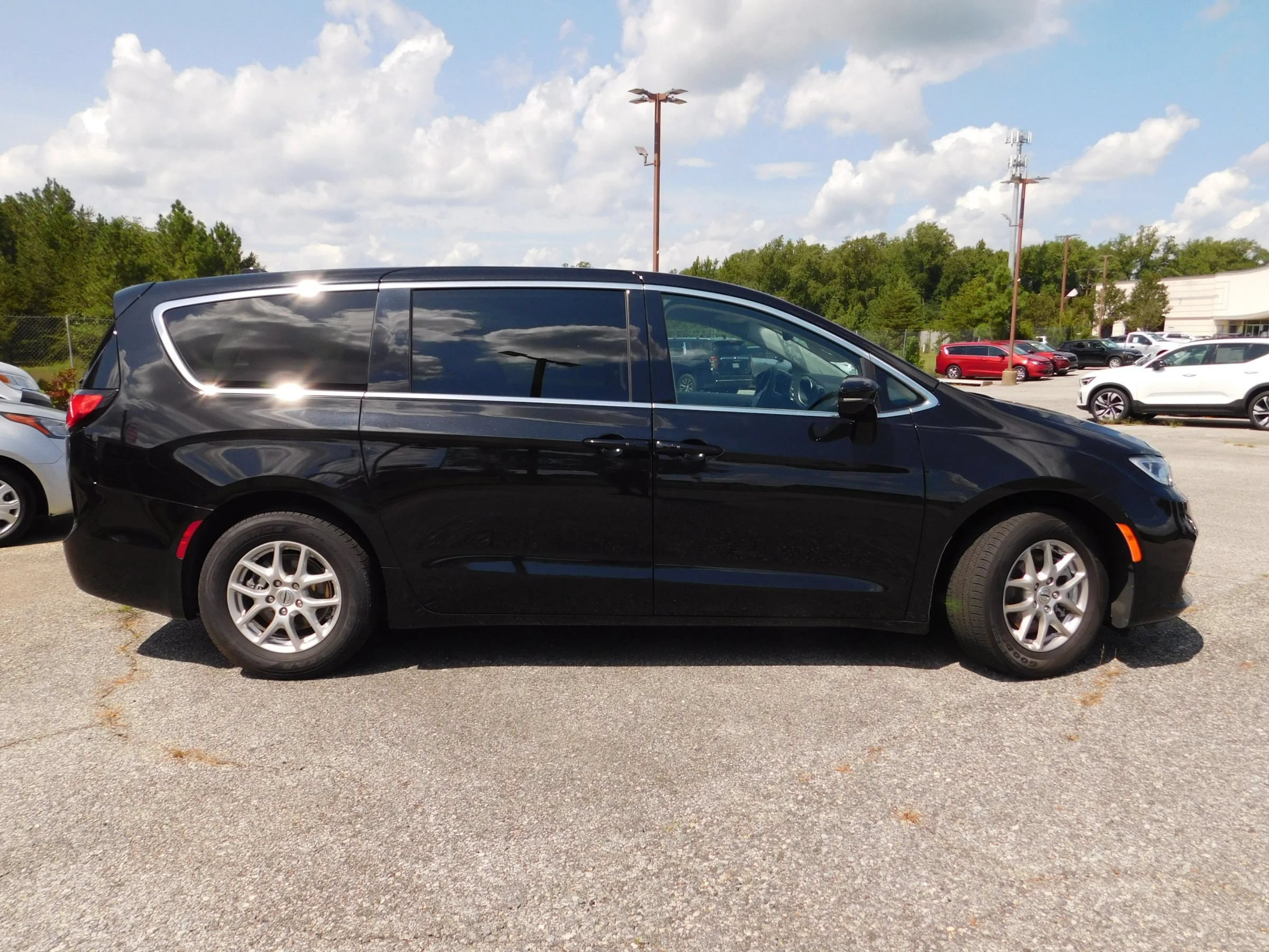Used 2024 Chrysler Pacifica Touring-L FWD image 5
