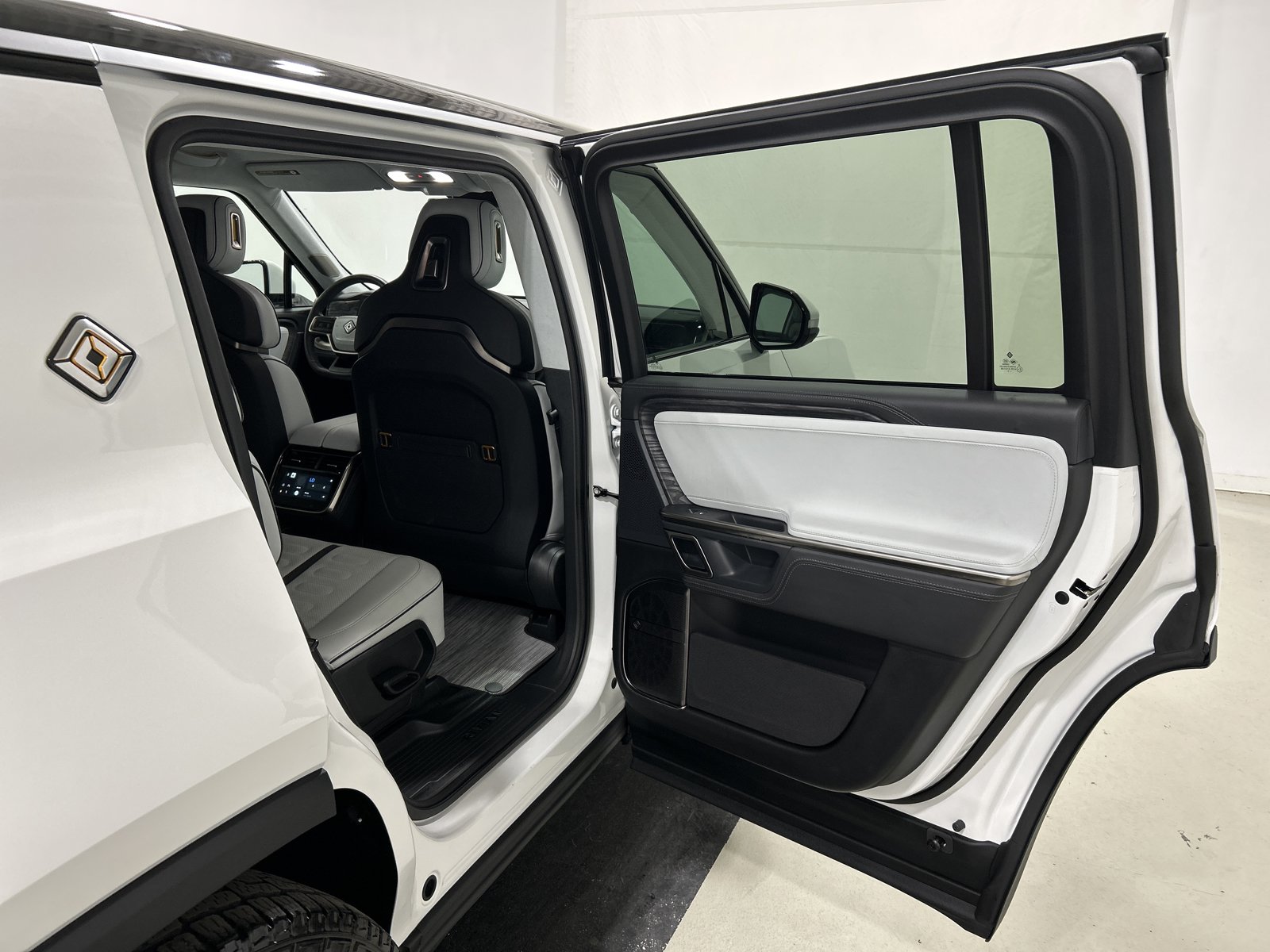 Used 2023 Rivian R1S Adventure AWD/4WD image 19