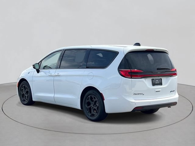 Used 2023 Chrysler Pacifica Limited w/ Uconnect Theater Family Group FWD image 3
