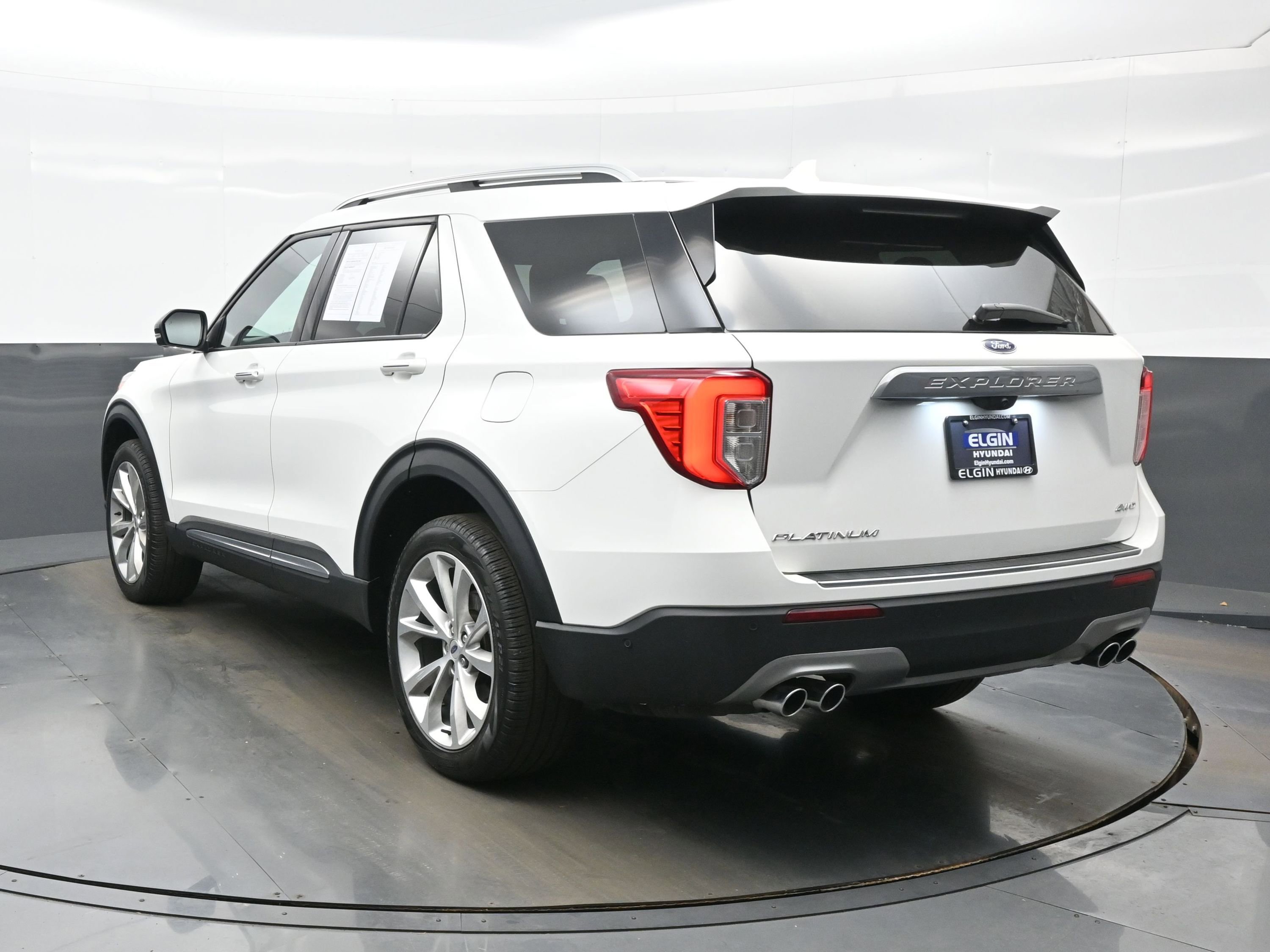 Used 2023 Ford Explorer Platinum w/ Technology Package AWD/4WD image 4