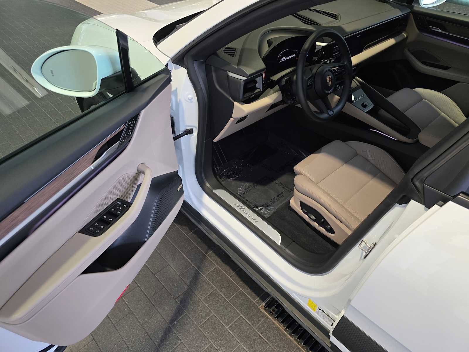 Used 2025 Porsche Macan Electric image 21