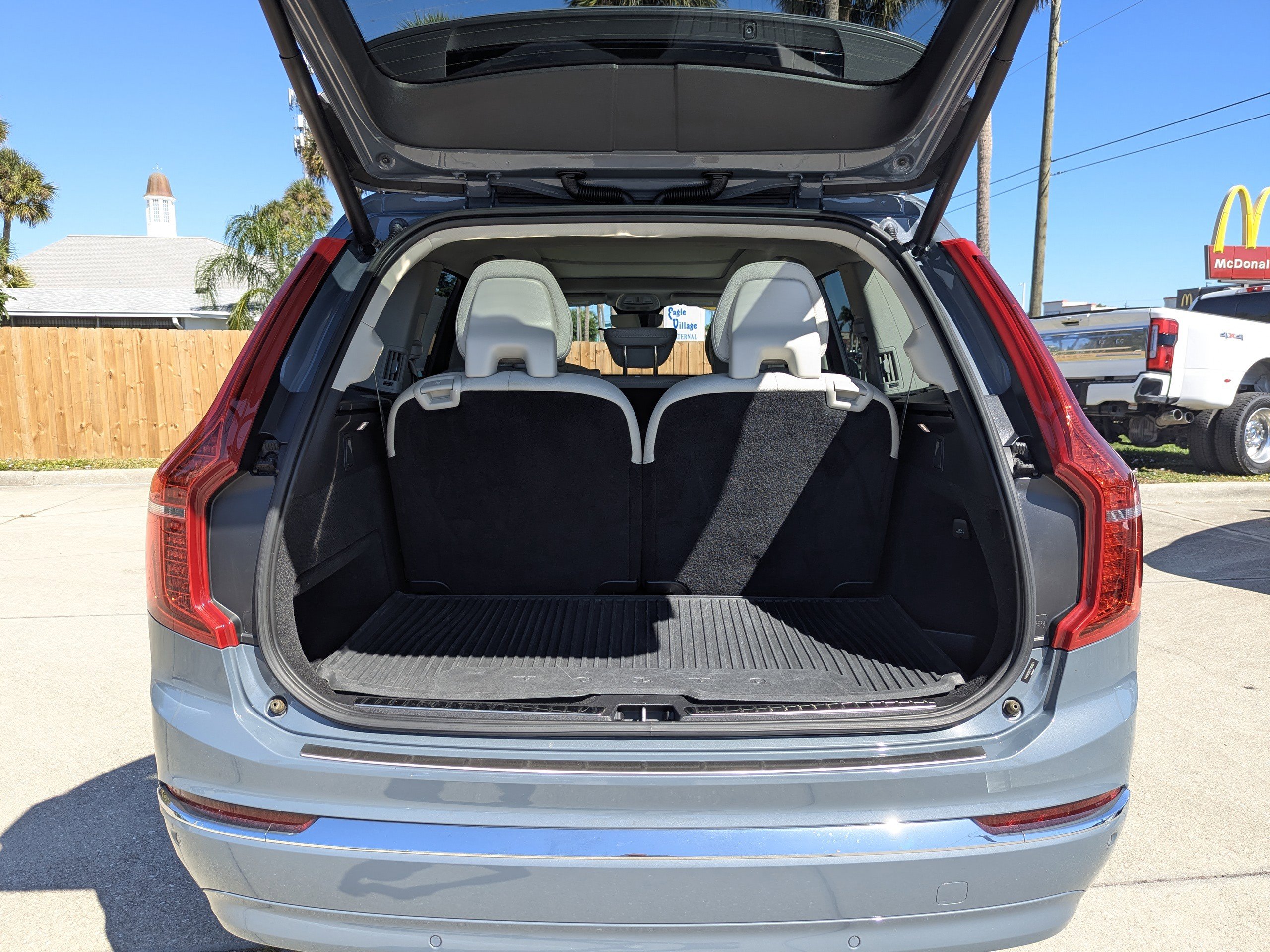 Used 2023 Volvo XC90 T8 Plus w/ Protection Package Premier image 11