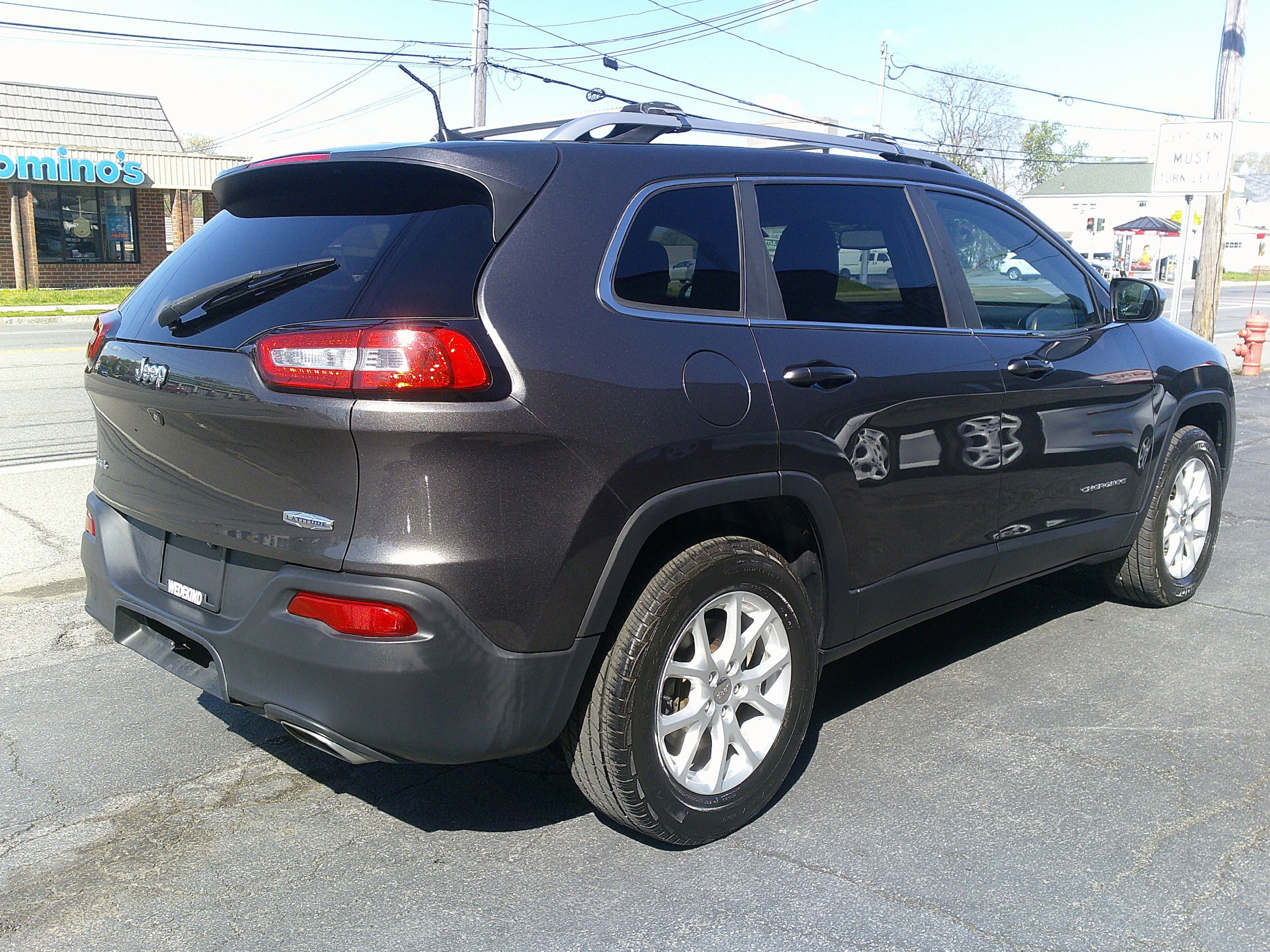 Used 2017 Jeep Cherokee Latitude w/ Cold Weather Group AWD/4WD image 5