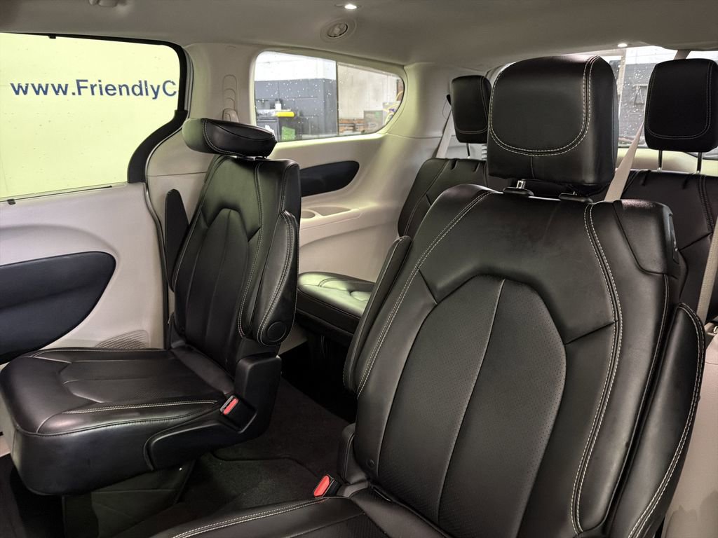 Used 2024 Chrysler Pacifica Touring-L image 32