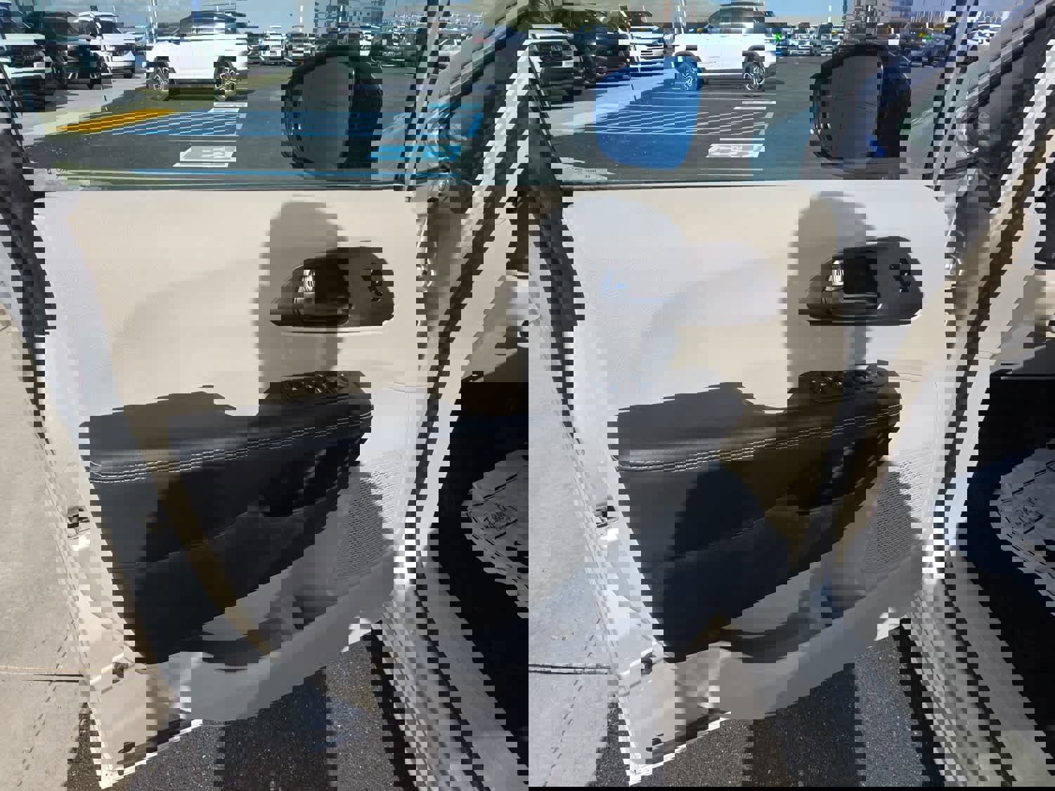 Used 2024 Chrysler Pacifica Touring-L image 23