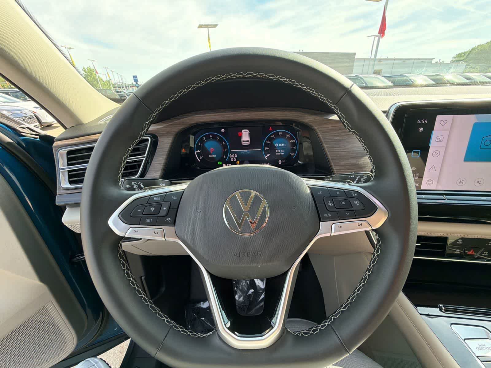 Used 2025 Volkswagen Atlas SEL AWD/4WD image 16