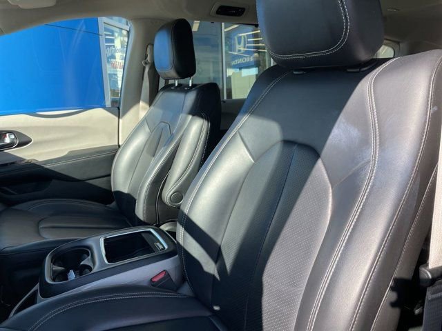 Used 2023 Chrysler Pacifica Touring-L image 10