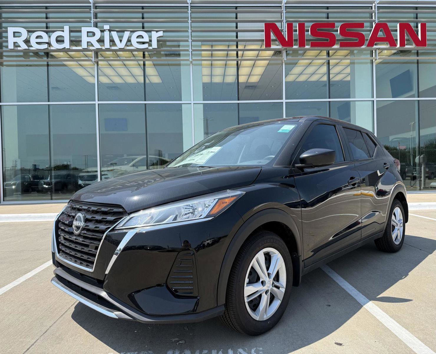 New 2025 Nissan Kicks Play S