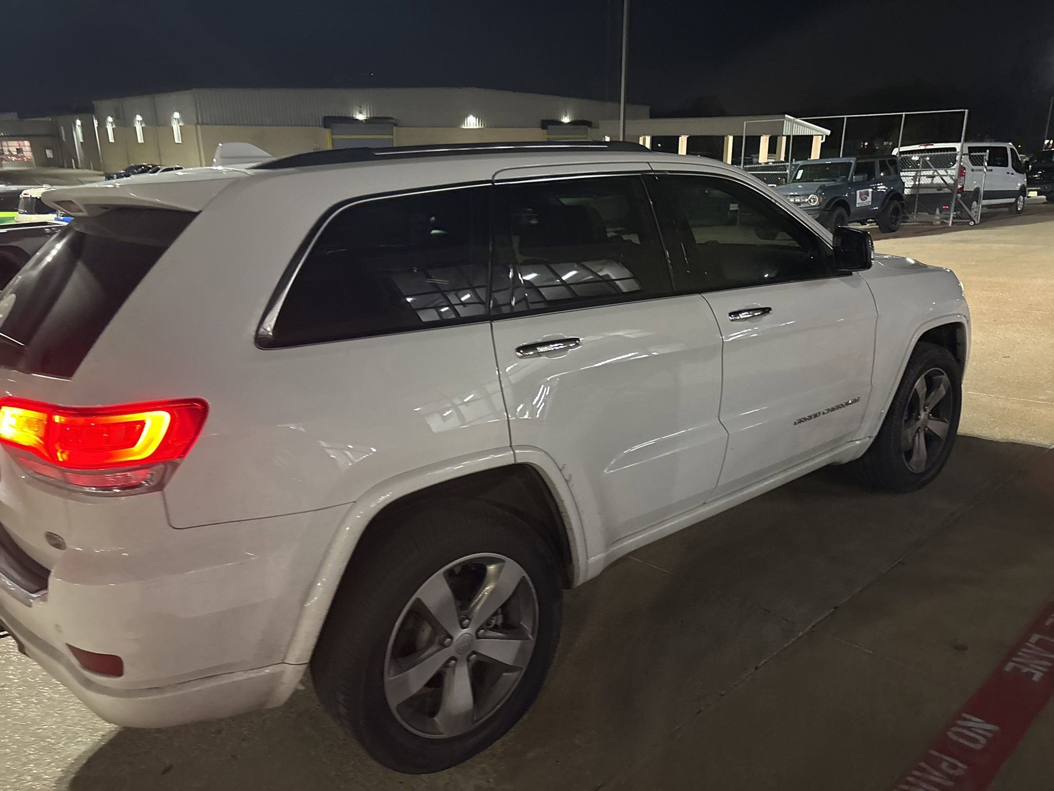 Used 2015 Jeep Grand Cherokee Overland w/ Advanced Technology Group image 4