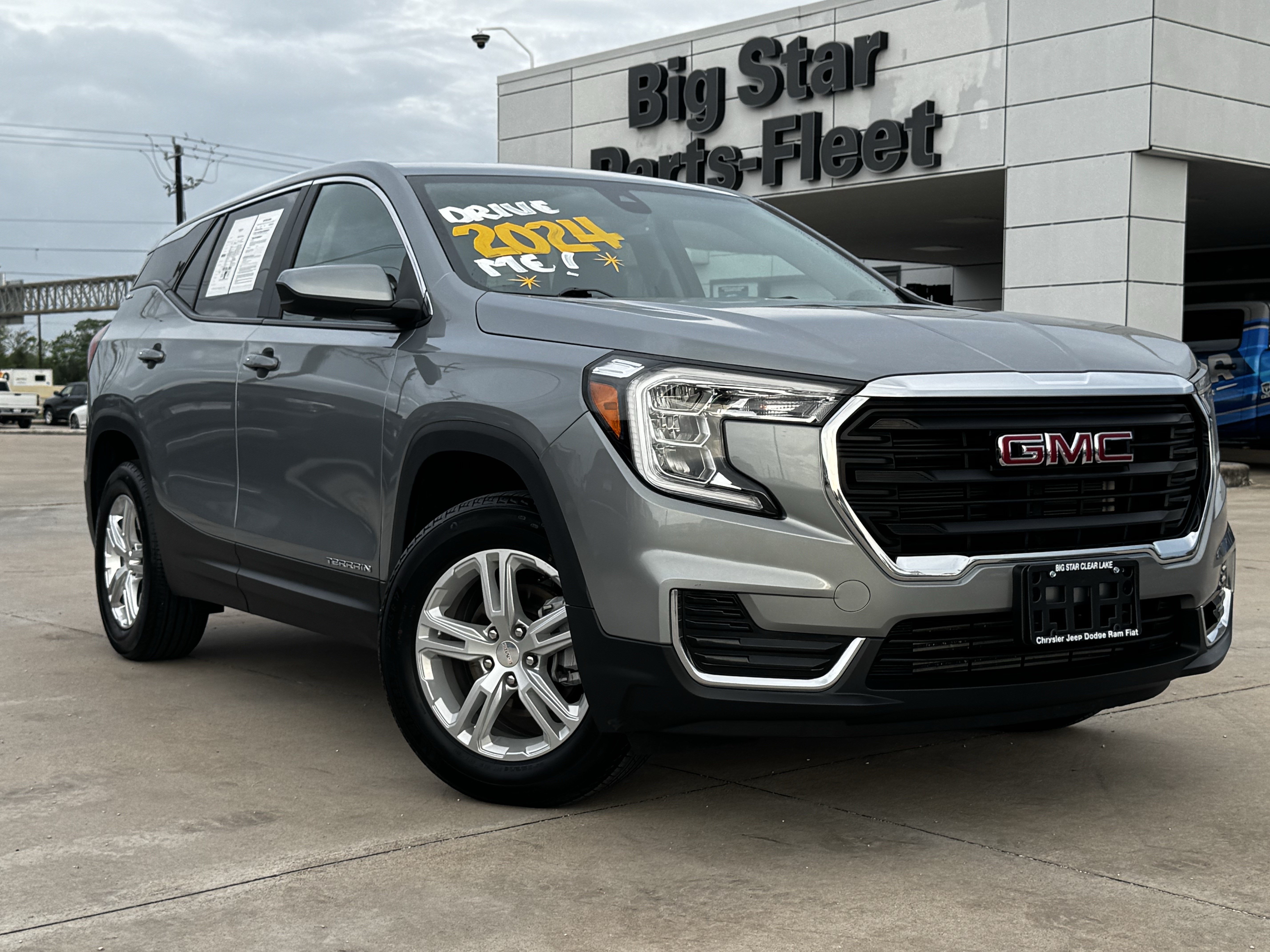 Used 2024 GMC Terrain SLE FWD image 2