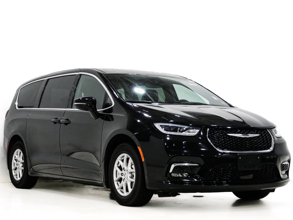Used 2025 Chrysler Pacifica Select FWD image 1