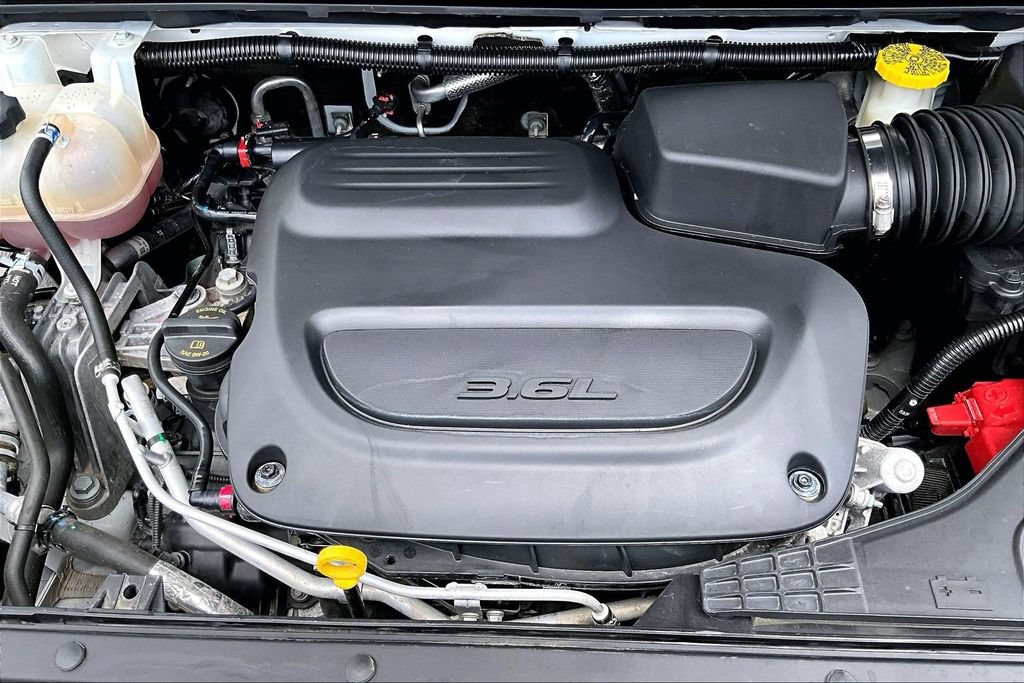 Used 2024 Chrysler Pacifica Touring-L FWD image 32