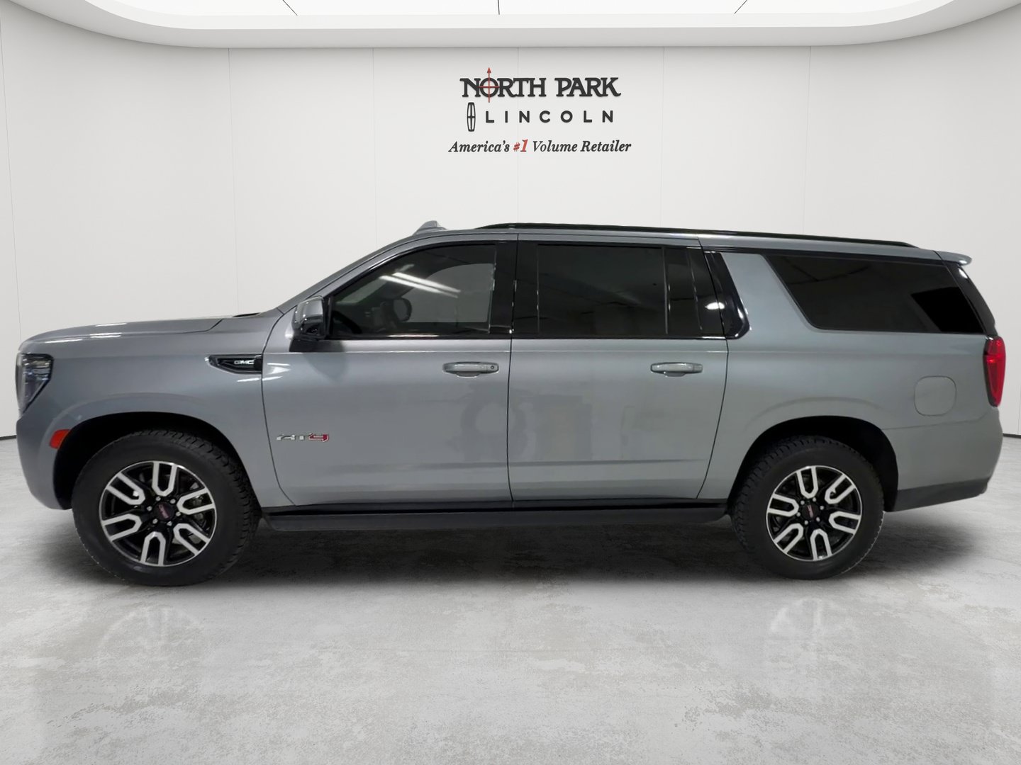 Used 2023 GMC Yukon XL AT4 w/ AT4 Premium Package AWD/4WD image 8