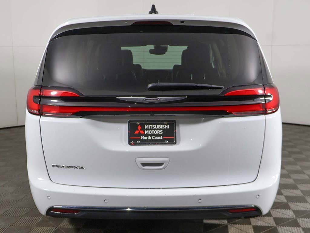 Used 2024 Chrysler Pacifica Touring-L image 14