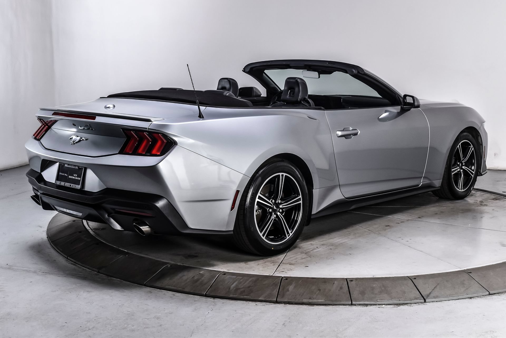 Used 2025 Ford Mustang Premium RWD image 8